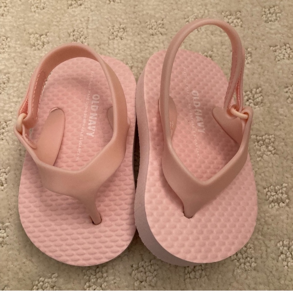 Old Navy flip flops VGUC • Size 6-12 months